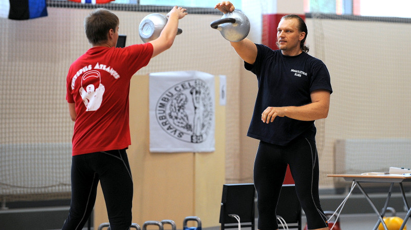 Svara bumbas Žonglē Vasīlijs Giņko (pa labi) un Jurijs Bogdanovs.