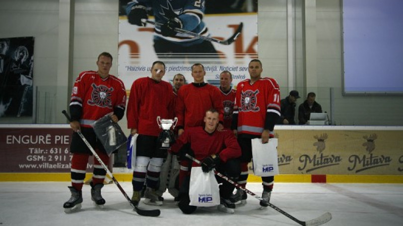 Kopvērtējuma līderi un 6.posma uzvarētāji, komanda Šušara.

Foto: Jānis Spigovskis, UHL