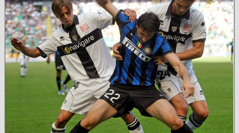 Djego Milito cīnās ar diviem pretiniekiem
Foto: AP