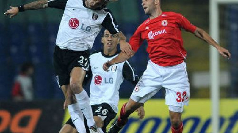 Viktors Morozs gaisa divcīņā ar "Fulham" spēlētāju Džonatanu Grīningu
Foto: AFP