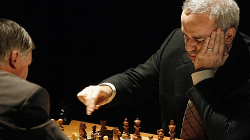 Garijs Kasparovs cīņā ar Anatoliju Karpovu pēc divām dienā ir vadībā 3:1.
Foto: Reuters