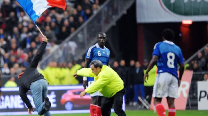 Francijas izlases atbalstītājs spēles laikā steidz apsveikt savu izlasi
Foto: AFP/Scanpix