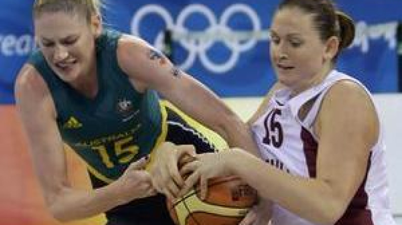 Aija Brumermane (pa labi) cīņā ar austrālieti Lorēnu Džeksoni Pekinas olimpiskajā turnīrā.
Foto: fibaeurope.com