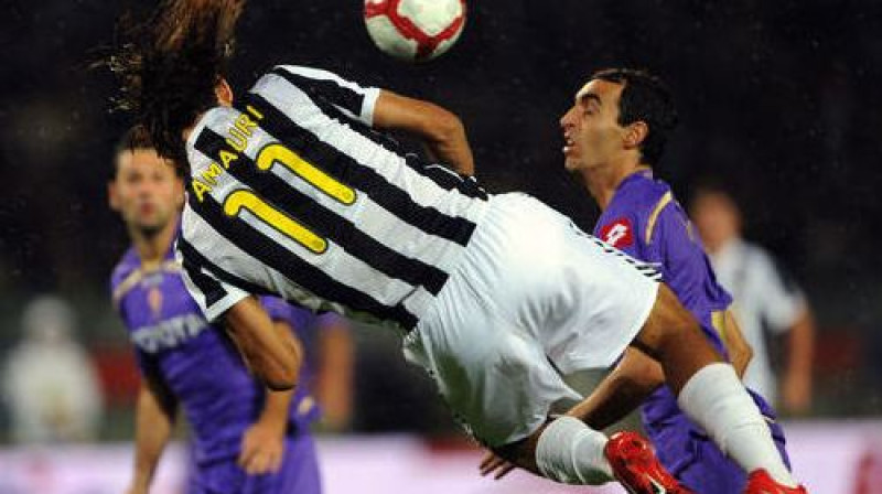 Amauri cīņā ar "Fiorentina" futbolistiem
Foto: AFP/Scanpix