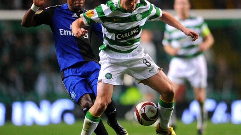 Ze Roberto "Hamburger SV" sastāvā cīnās pret "Celtic" futbolistu Skotu Braunu. Foto: EMPICS Sport/Scanpix
