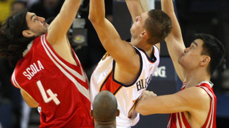 Andris Biedriņš pret Hjūstonas "Rockets"
Foto: AP