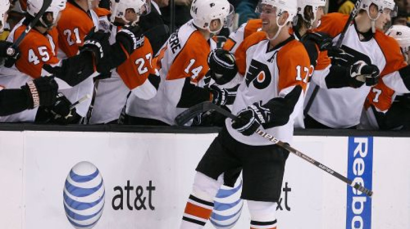 ''Flyers'' hokejisti atzīmē vārtu guvumu spēlē pret ''Bruins''
Foto: AP/Scanpix