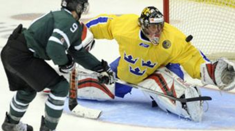 Kanādas izlases spēlētājs Nazems Kadri cenšas pārspēt zviedru vārtsargu Andresu Nīlsonu
Foto: www.hockeycanada.ca