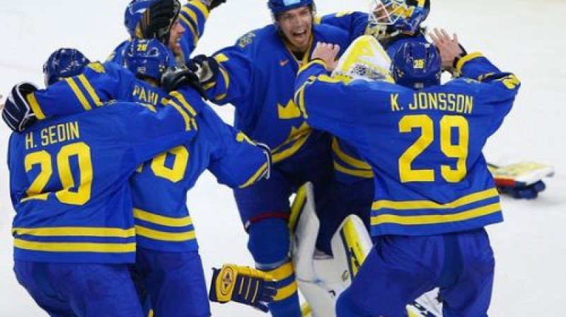 Zviedrijas hokejisti netiek pieskaitīti pie turnīra galvenajiem favorītiem, taču viņi zelta medaļas neplāno atdot bez cīņas
Foto: AP/Scanpix