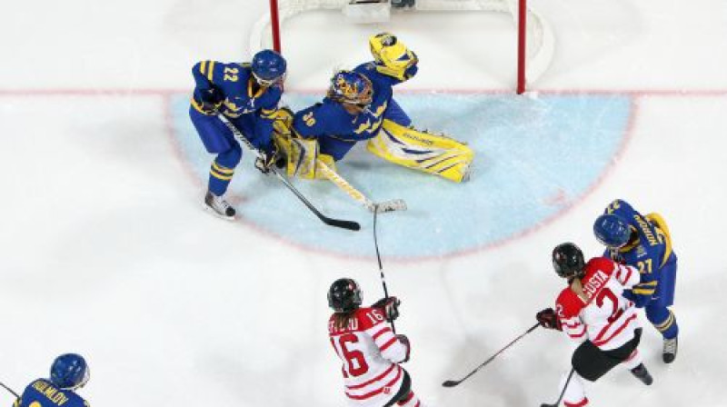 Kanādas hokejistes gūst vārtus
Foto: AFP/Scanpix
