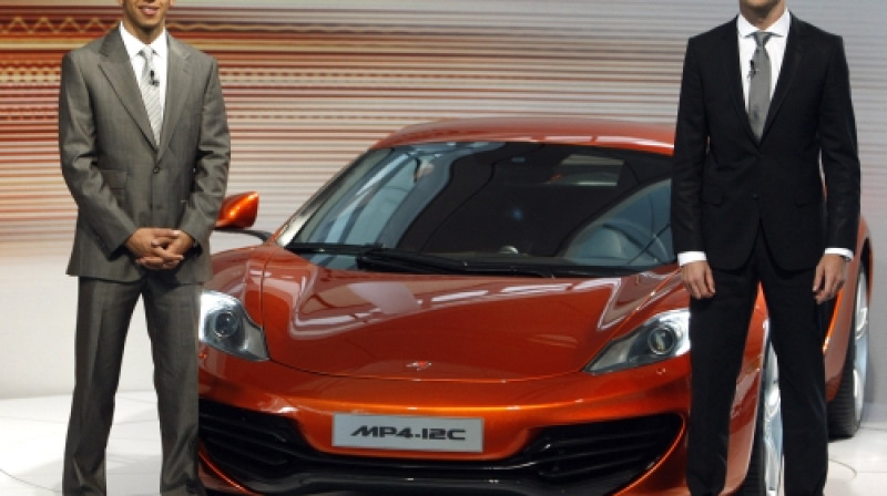 Luiss Hamiltons un Džensons Batons pie jaunā ''Mclaren MP4-12C'' modeļa
Foto: Scanpix Sweden