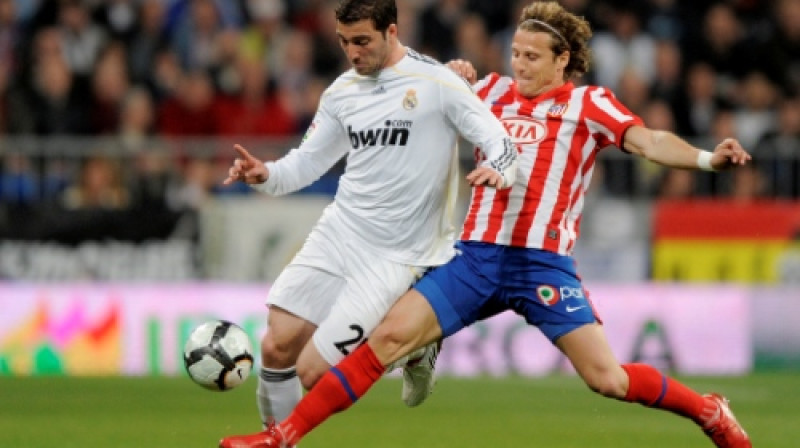 Gonzalo Iguains ("Real Madrid") cīņā ar Djēgo Forlanu ("Atletico Madrid")
Foto: AP/ Scanpix