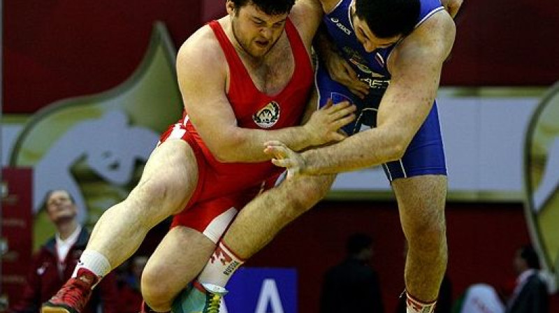 Sergejs Djomins cīņā pret čempionu Biljalu Mahovu
Foto: fila-wrestling.com