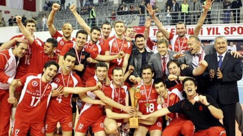 "Ziraat Bankasi" komanda ar izcīnīto Turcijas kausu
Foto: www.voleybolmagazin.com