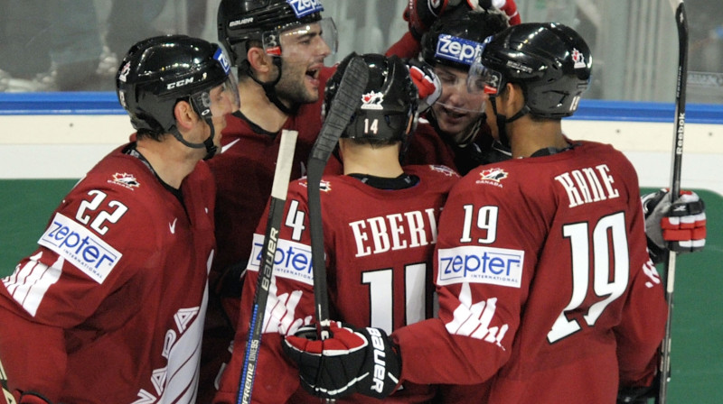 Kanādas izlases hokejisti pēc kārtējā vārtu guvuma
Foto: AFP/Scanpix