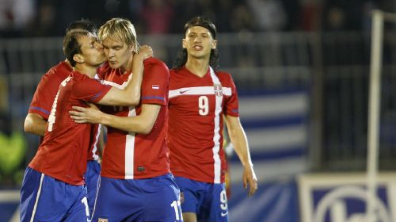 Serbijas izlases futbolisti atzīmē vārtu guvumu
Foto: AP/Scanpix