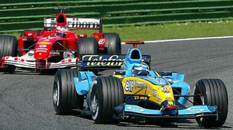 2004. gads. Jarno Trulli cīnās ar Rubensu Barikello
Foto: www.formula1.com