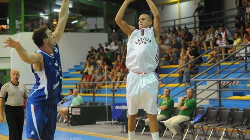 Uzbrukumā Haralds Kārlis 
Foto: FIBA Europe