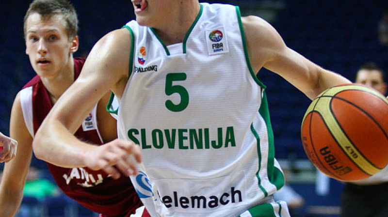 Kaspars Vecvagars šoreiz netika galā ar slovēņu "mazo" spēlētāju Luku Rupņiku
FOTO: www.fibaeurope.com