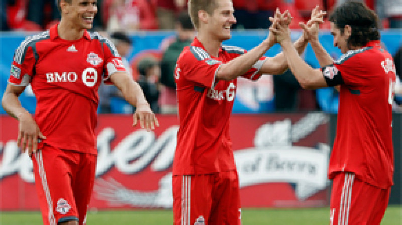 Raivis Hščanovičs (centrā) un "Toronto FC" futbolisti.
Foto: AP/Scanpix