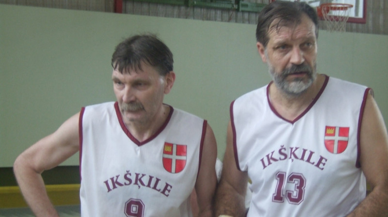 Ivaru Žvīguru (Nr.13) kopā ar seno cīņu biedriem joprojām var sastapt basketbola veterānu mačos. Viņš ir pamanāms līderis.

Foto: LBS arhīvs