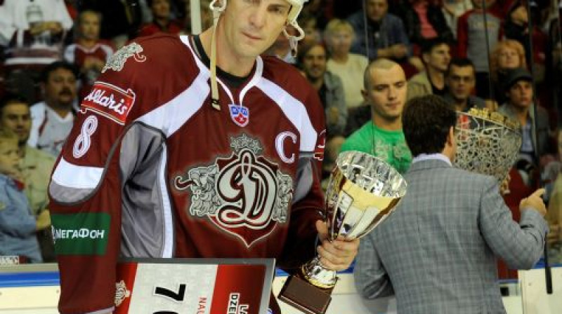 Sandis Ozoliņš saņem balvu par 2. vietu
Foto: Romāns Kokšarovs, Sporta Avīze, F64