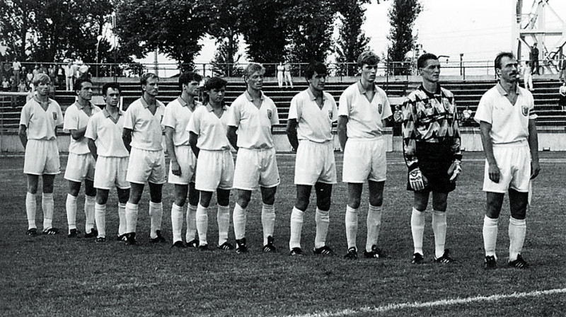 Latvijas izlase 1992. gada 12. augustā "Daugavas" stadionā Rīgā pirms mača ar Lietuvu. Pirmais kvalifikācijas mačs kopš neatkaŗības atjaunošanas, pirmais starta sastāvs, pirmais kapteinis...