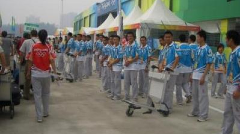 Brīvprātīgie Pekinas Olimpisko spēļu laikā.