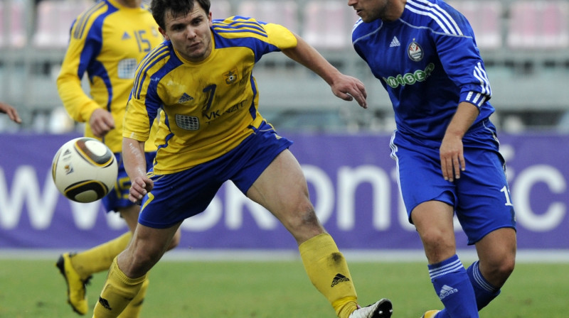 Kurš pussargs darbu ārzemēs atradīs ātrāk - Jurijs Žigajevas (FK "Ventspils"; pa kreisi) vai Andrejs Perepļotkins ("Skonto"). Foto: Romāns Kokšarovs, "Sporta Avīze"