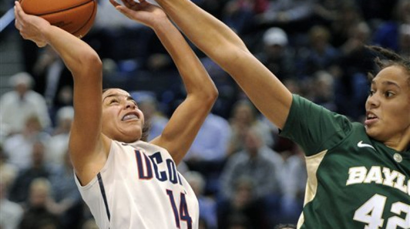 Brittney Griner #42 bloķē Bria Hartley #14 metienu
Foto: AP/Scanpix