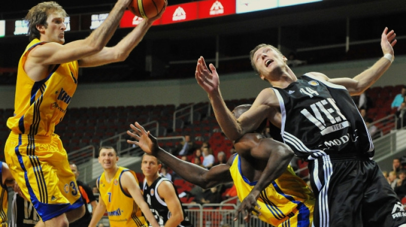 Kaspars Bērziņš cīņā ar "Khimki" basketbolistiem. Foto: Romualds Vambuts, Sportacentrs.com