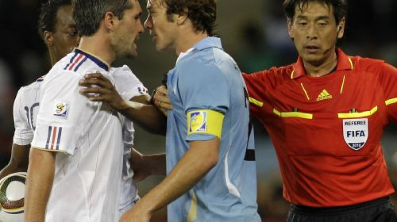 Žeremijs Tulalāns (no kreisās) risina domstarpības ar Urugvajas izlases kapteini Djēgo Lugano
Foto: AP/Scanpix
