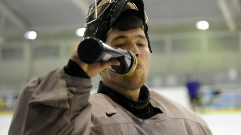 Edgaram Lūsiņam šogad var būt dilemma - "Prizmas" vārti vai Hokeja studija? 
Foto: Romāns Kokšarovs, Sporta Avīze, f64