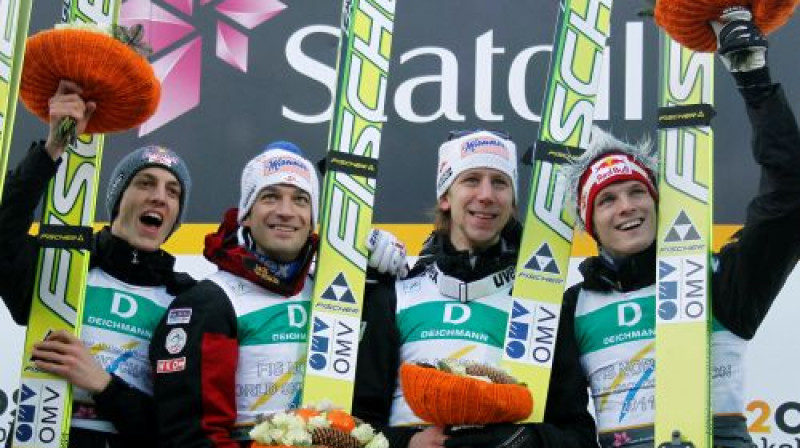 Lieliskā austriešu komanda: Gregors Šlīrencauers (no kreisās), Andreass Koflers, Martins Kohs, Tomass Morgenšterns
Foto: AP/ Scanpix