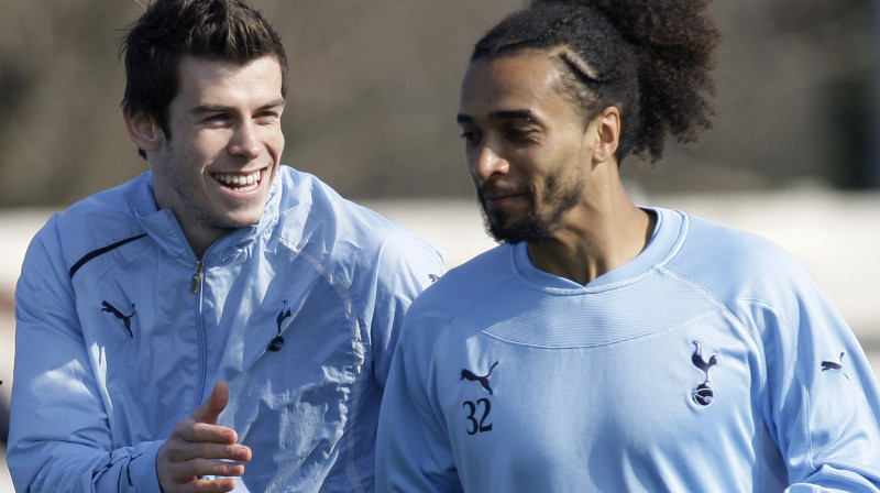 "Tottenham" spēlētāji Garets Beils (no kreisās) un Benuā Asū-Ekoto
Foto: AFP/Scanpix