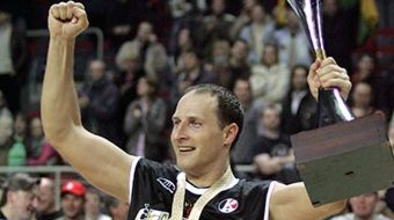 Roberts Štelmahers ar BBL kausu 2007.gadā. Kopš tā laika latviešu basketbolista roka šai balvai nav pieskārusies. Foto: sportacentrs.com