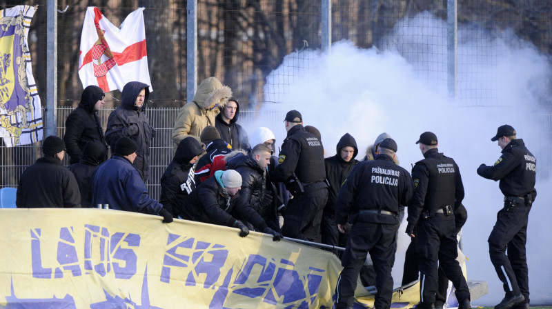 FK "Ventspils" līdzjutēju huligāniskās uzvedības dēļ šogad darbiņš bijis arī policijai. Foto: Romāns Kokšarovs, "Sporta Avīze"