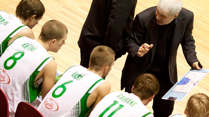 Arī šosezon Zvirgdiņam nāksies strādāt ar jaunajiem basketbolistiem
Foto: Jānis Priedītis