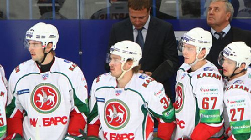 Lauris Dārziņš (pirmais no kreisās)
Foto: hcsalavat.ru