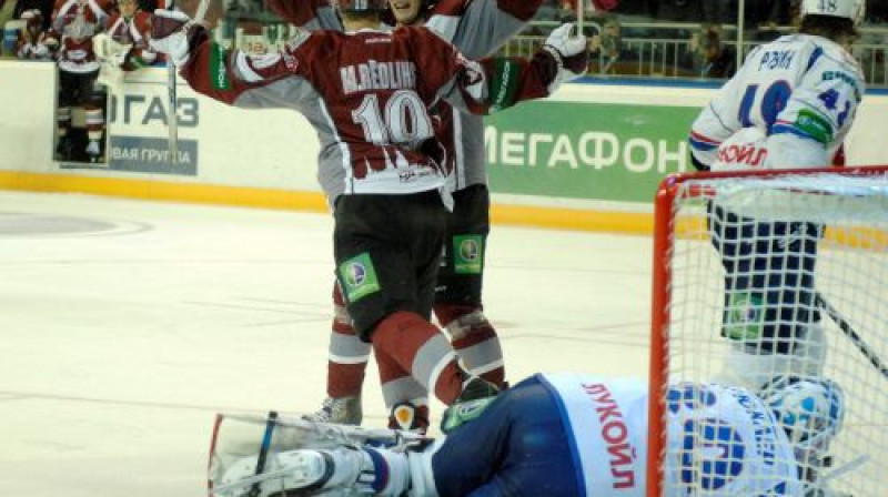 Rezultatīvākajam rīdzinieku hokejistam Miķelim Rēdliham ''Torpedo'' bijis parocīgs pretinieks
Foto: Romāns Kokšarovs, Sporta Avīze, f64