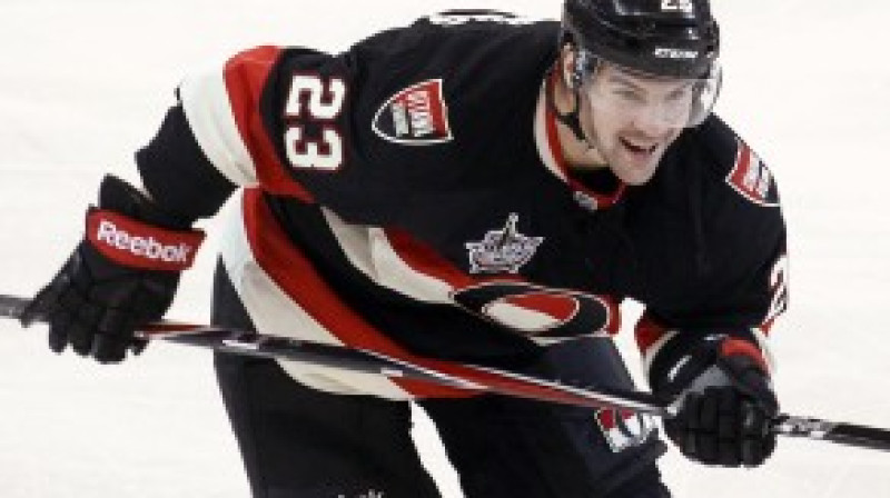 Kaspars Daugaviņš spēlē NHL, tomēr - vai mēs viņu varam saukt par Latvijas labāko hokejistu?

Foto: senators.com