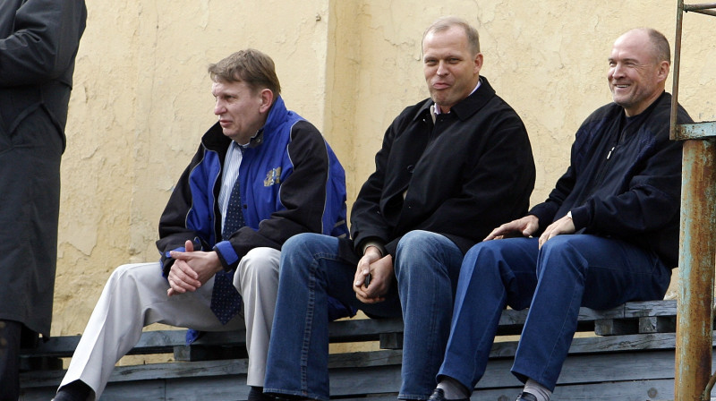 Noplukušas. Tādas jau gadiem ir LU stadiona tribīnes, kas futbola līdzjutējiem nedrošības dēļ jau kādu laiku ir slēgtas. Izņemot, protams, VIPus. Foto: Romāns Kokšarovs, "Sporta Avīze"