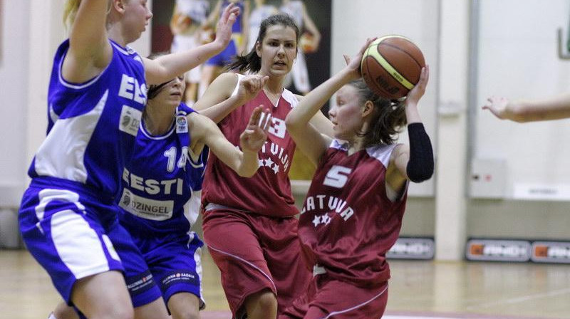 U18 meiteņu turnīra vērtīgākā spēlētāja Ance Aizsila pret Igaunijas komandas aizsardzību.
Foto: basket.ee