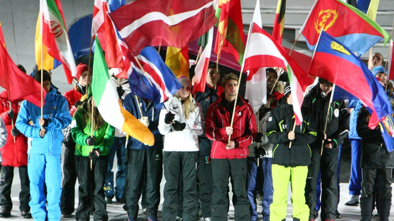 Ulla Zirne ar Latvijas karogu atklāšanas parādē 
Foto: Dainis Caune