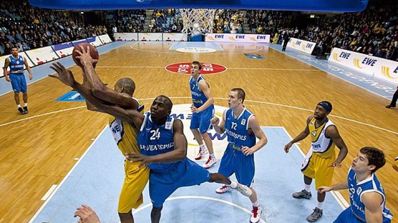 Pirmajā abu komandu spēlē Oldenburgā agresīvas cīņas netrūka.
Foto: fibaeurope.com