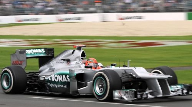 Arī Mihaela Šūmahera vadītajai "Mercedes" formulai ir lauzts deguns
Foto: AFP/Scanpix