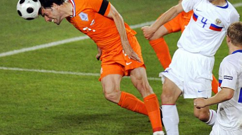 Rūds van Nistelrojs 2008. gada finālturnīrā pret Krieviju guva vārtus
Foto: AfP/Scanpix
