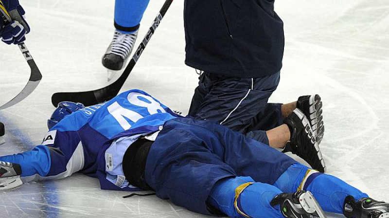 Kazahstānas hokejists Romāns Starčenko saņēma pamatīgu triecienu
Foto: AFP/Scanpix