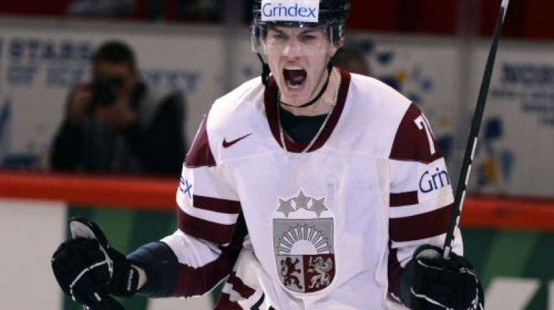 Miks Indrašis pasaules čempionātā pēkšņi kļuva par katras Latvijas mājsaimnieces mīļāko hokejistu... 

Foto: Scanpix Sweden