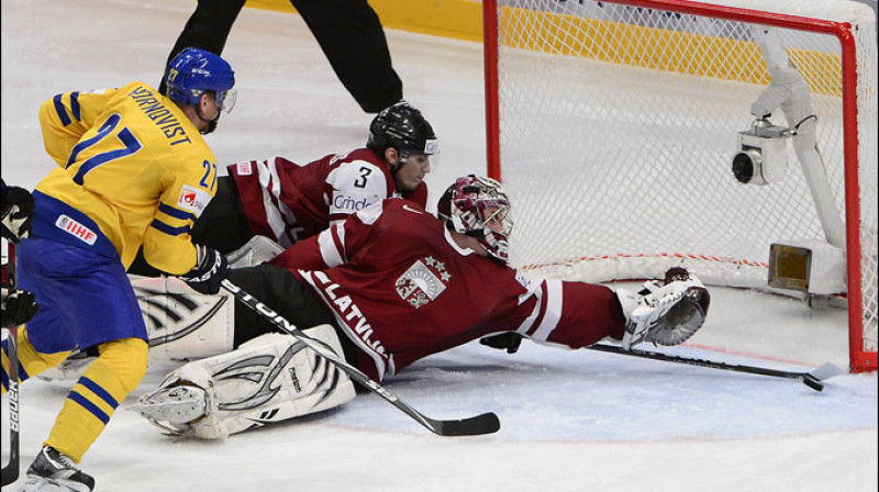 Jānis Andersons kā Māra Jučera vietnieks spēlē pret Zviedrijas izlasi. Foto avots: championat.com
